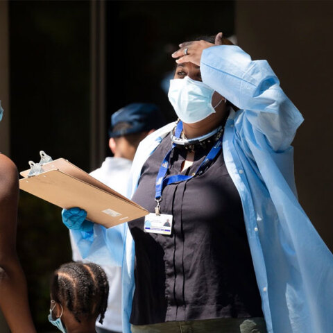 Υγειονομικός υπάλληλος με προστατευτική μάσκα έξω από διαγνωστικό κέντρο για τον κορωνοϊό στη Νέα Υόρκη