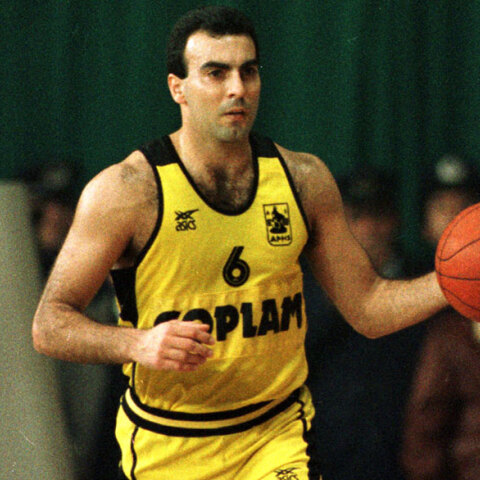 Ο Νίκος Γκάλης με τη φανέλα του Άρη