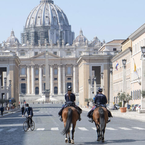 Περιπολία αστυνομικών πάνω σε άλογα στον δρόμο που οδηγεί στον καθεδρικό του Αγίου Πέτρου στο Βατικανό