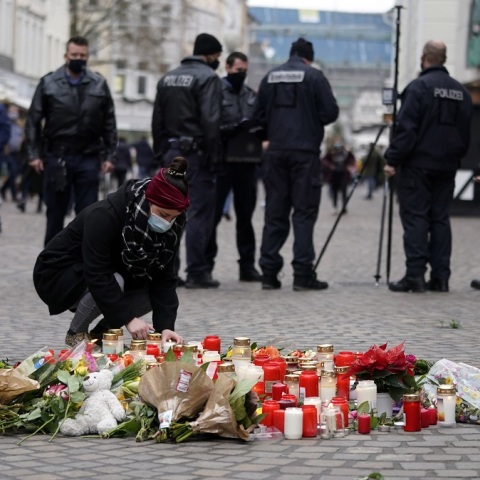 Λουλούδια και κεράκια στο σημείο που έχασαν τη ζωή τους τα πέντε άτομα στο Τρίερ