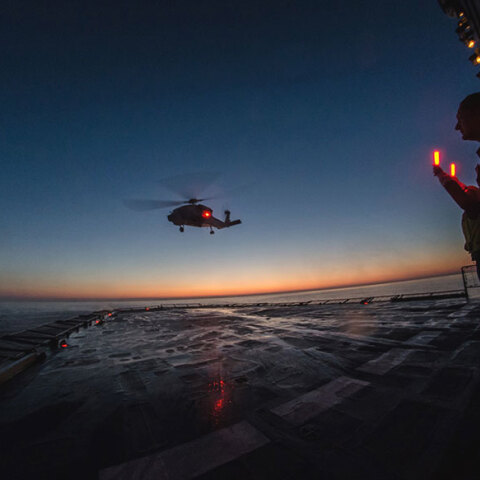 Ελικόπτερο και φρεγάτα του Πολεμικού Ναυτικού