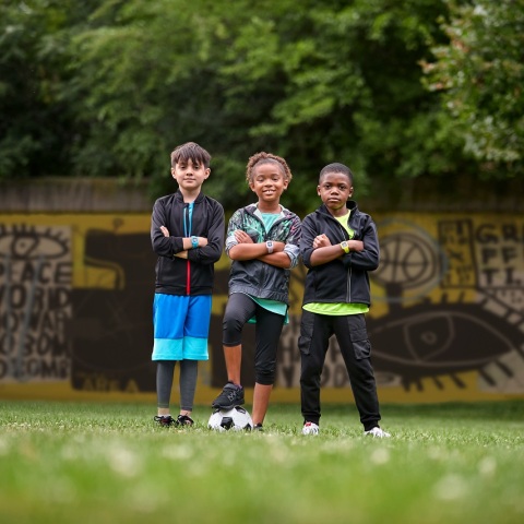 Τρία παιδιά με αθλητικά ρούχα