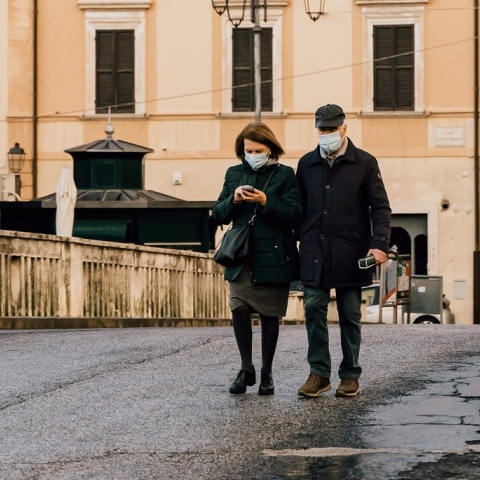 Πολίτες με μάσκα σε δρόμο της Ιταλίας