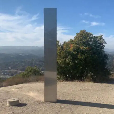 Παράξενος μεταλλικός μονόλιθος εντοπίστηκε σε βουνό στην Καλιφόρνια των ΗΠΑ