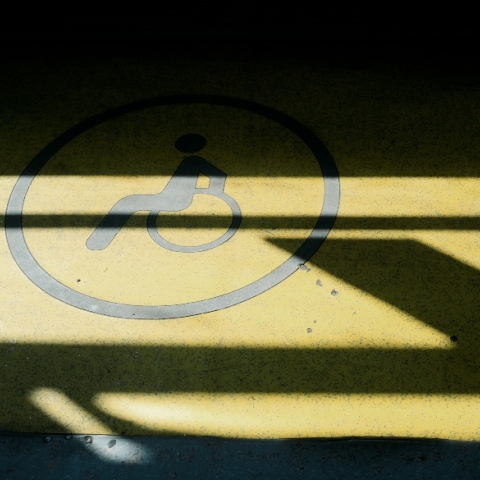 Ένδειξη για πρόσβαση Ατόμων με Αναπηρία σε δρόμο