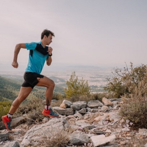 Ο πρωταθλητής ορεινού τρεξίματος, Θανάσης Παγουνάδης και ο προπονητής του, Κώστας Βασιλάκης συμβουλεύουν όσους μόλις ξεκίνησαν το τρέξιμο.