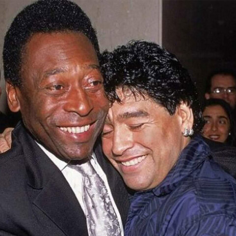 Ο Πελέ αγκαλιάζει τον Μαραντόνα