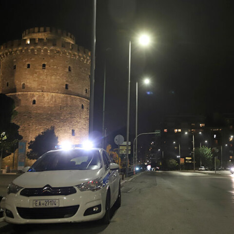 Έλεγχοι για το lockdown στη Θεσσαλονίκη: Μπλόκο της Αστυνομίας στον Λευκό Πύργο για την τήρηση των μέτρων κατά της διασποράς του κορωνοϊού