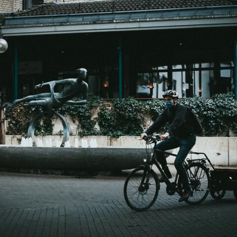 Πολίτης με μάσκα σε δρόμο της Γερμανίας