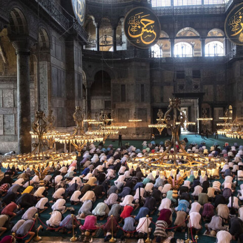 Προσκύνημα Μουσουλμάνων στην Αγία Σοφία μετά τη μετατροπή του ιστορικού κτιρίου σε τζαμί