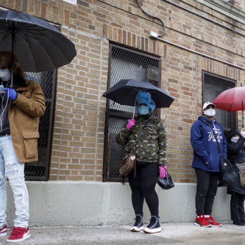 Νέα Υόρκη: Πολίτες με μάσκα και αποστάσεις περιμένουν έξω από διαγνωστικό κέντρο Covid-19 στο Μπρονξ