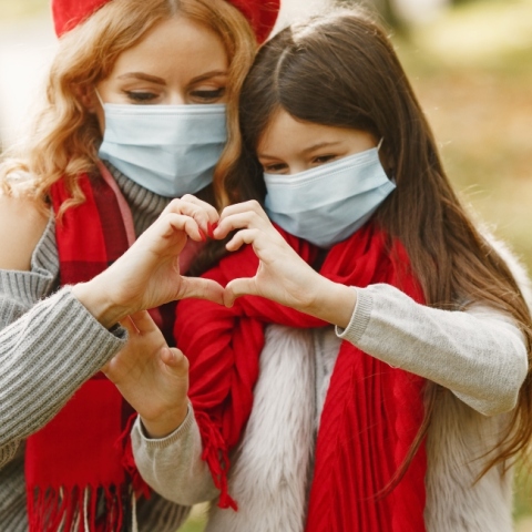 Μαμά και κόρη σχηματίζουν μια καρδιά με τα χέρια τους