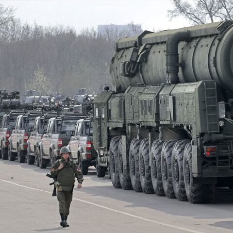 Ρώσος στρατιώτης περιπολεί δίπλα σε στρατιωτικά οχήματα στη Μόσχα