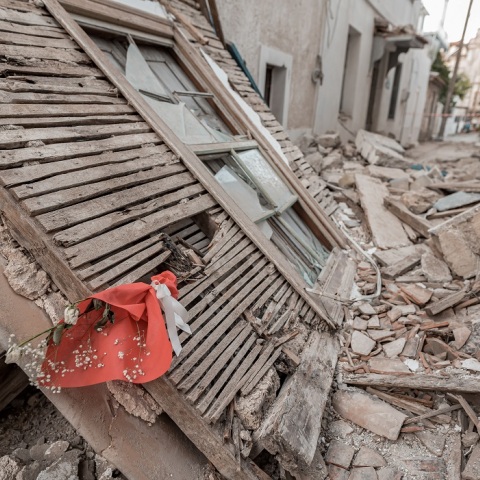 Λουλούδια στο σημείο όπου καταπλακώθηκαν τα δύο παιδιά στη Σάμο