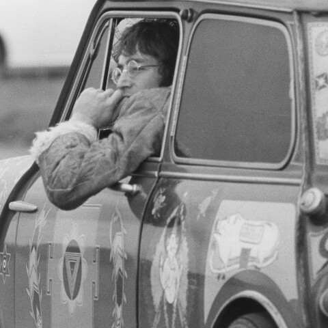 O John Lennon οδηγά το Radford Mini de Ville του George Harrison, Κεντ, 7 Νοεμβρίου 1967