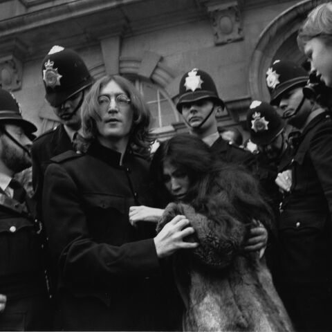 Ο Τζον Λένον και η Γιόκο Όνο εξέρχονται από το δικαστήριο