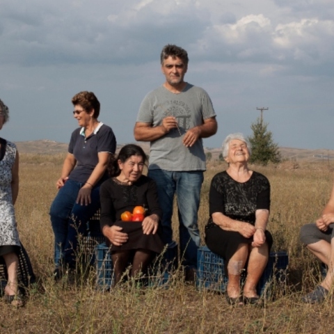 Η αφίσα του ντοκιμαντέρ της Μαριάννας Οικονόμου «Όταν ο Βάγκνερ Συνάντησε τις Ντομάτες»