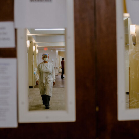 Μεγάλη Βρετανία: Νοσηλεύτρια με προστατευτική μάσκα για τον κορωνοϊό σε νοσοκομείο