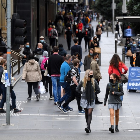 Στιγμιότυπο από την καθημερινότητα στην Αυστραλία - Πολίτες φορούν τη μάσκα τους 