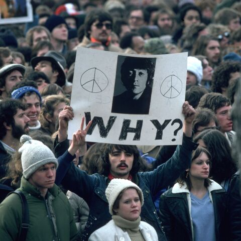 Fans του Τζον Λένον σε συγκέντρωση μετά την είδηση του θανάτου του