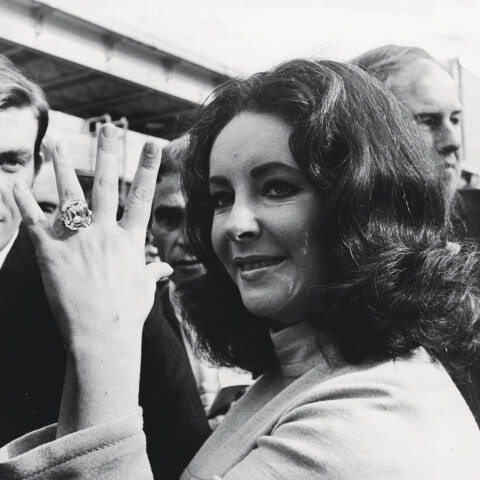 Η Elizabeth Τaylor με τεράστιο διαμαντένιο δαχτυλίδι ©Getty Images/ Express Newspapers/Hulton Archive