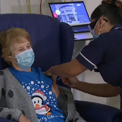 Ο πρώτος εμβολιασμός στη Μ. Βρετανία