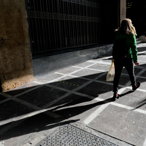 Πεζοί στο κέντρο της Αθήνας εν μέσω lockdown για τον κορωνοϊό