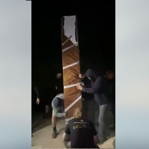 Μεταλλικός μονόλιθος στην Καλιφόρνια - Ομάδα καλλιτεχνών πίσω από την τοποθέτησή του στην κορυφή του βουνού