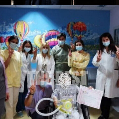 Πάτρα: Βγαίνει ο 8χρονος από τη ΜΕΘ στο νοσοκομείο Παίδων του Ρίου, με γιατρούς και νοσηλευτές να του κάνουν ένα συγκινητικό δώρο και να βγάζουν μαζί του μια αναμνηστική φωτογραφία