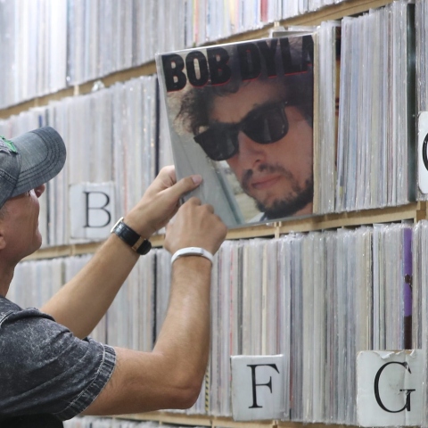 Άνθρωπος που αναζητά σε δισκοθήκη βινύλιο του Μπομπ Ντίλαν