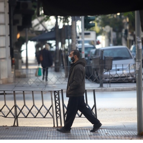 Άνδρας με μάσκα σε δρόμο της Θεσσαλονίκης 