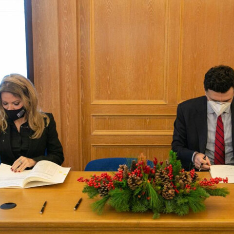 Μαριάννα Λάτση και Βασίλης Κικίλιας υπογράφουν τη σύμβαση δωρεάς για την ανέγερση στη Θεσσαλονίκη της νέας σύγχρονης αντικαρκινικής μονάδας «Νίκος Κούρκουλος»