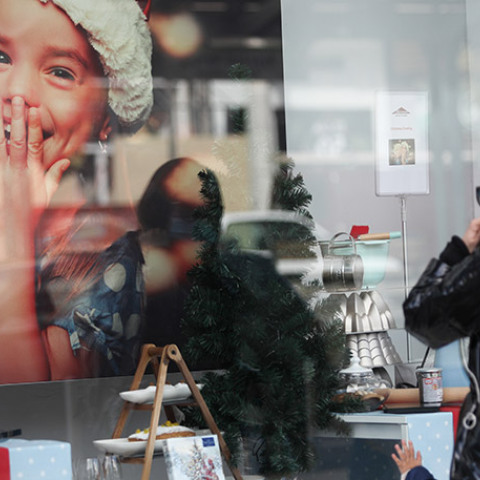  ΣΤΙΓΜΙΟΤΥΠΑ ΑΠΟ ΧΡΙΣΤΟΥΓΕΝΝΙΑΤΙΚΕΣ ΒΙΤΡΙΝΕΣ ΣΤΗ ΑΓΟΡΑ ΤΗΣ ΓΛΥΦΑΔΑΣ