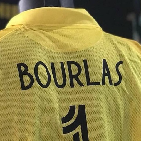 Η φανέλα του Άρη με το επώνυμο του Άλμπερτ Μπουρλά 