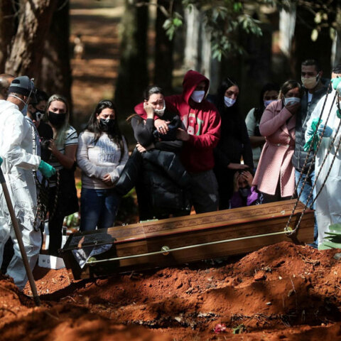 Βραζιλία: Ταφή ασθενούς με Covid-19 που πέθανε από επιπλοκές του κορωνοϊού