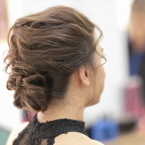 Πελάτισσα φτιάχνει τα μαλλιά της σε κομμωτήριο