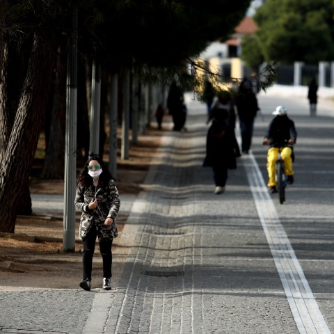 Πολίτες με μάσκα στο κέντρο της Αθήνας 