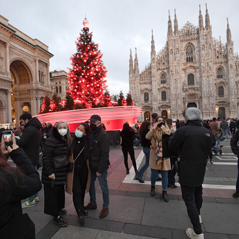 Μιλάνο: Κάτοικοι με μάσκα για τον κορωνοϊό βγάζουν φωτογραφίες με φόντο το χριστουγεννιάτικο δέντρο στην  Piazza del Duomo