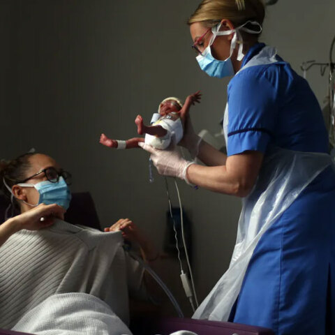 Νοσηλεύτρια δίνει το νεογέννητο μωρό στη μητέρα του