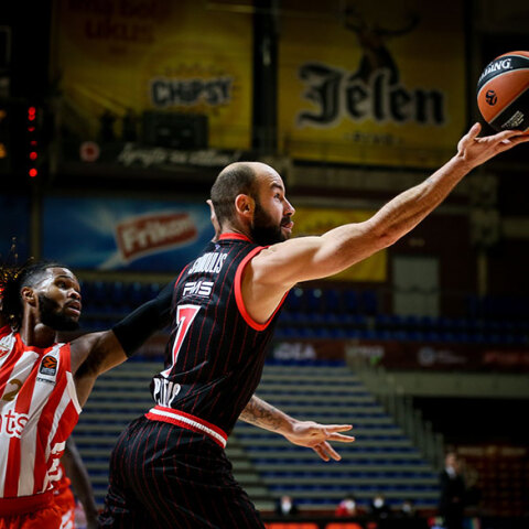 Ο Βασίλης Σπανούλης σε προσπάθειά του κόντρα σε παίκτες του Ερυθρού Αστέρα