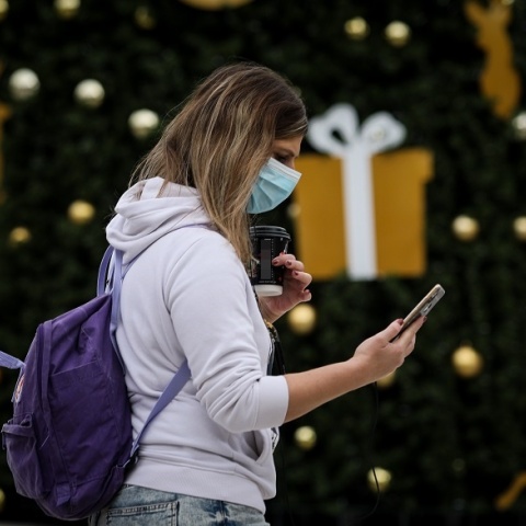 Γυναίκα με μάσκα στη στολισμένη Ομόνοια 