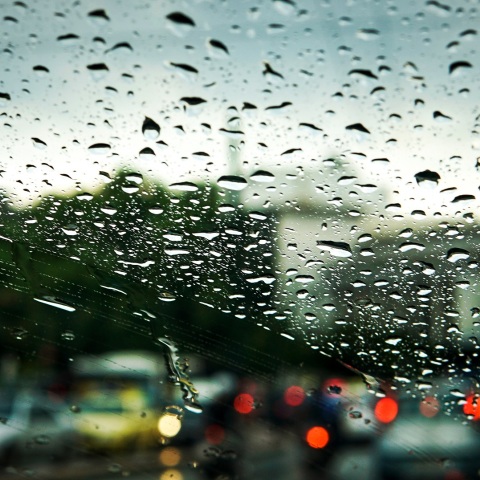 Νέα κακοκαιρία με κυριότερα χαρακτηριστικά τις ισχυρές βροχές και καταιγίδες, φέρνει νέο βαρομετρικό χαμηλό το τριήμερο και μέχρι τη Δευτέρα