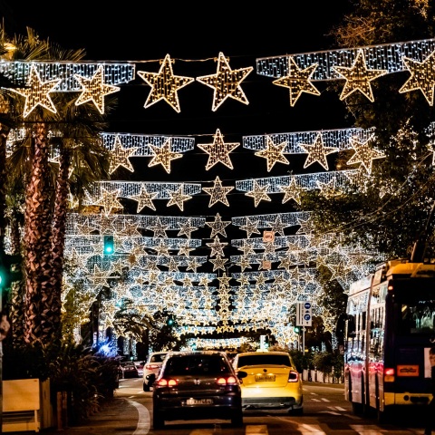 Ντύθηκαν στα γιορτινά τους οι Πειραιώς, Σκουφά, Νηλέως, Σταδίου, Ερμού, Ερατοσθένους, Αχαρνών, Φωκίωνος Νέγρη, Λιοσίων, Ομόνοια, Σταδίου, Πανεπιστημίου, Γκύζη