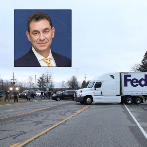 Οι νταλίκες στο Μίσιγκαν με τις πρώτες δόσεις του εμβολίου της Pfizer - Ένθετη: Ο πρόεδρος και CEO της εταιρείας Άλμπερτ Μπουρλά