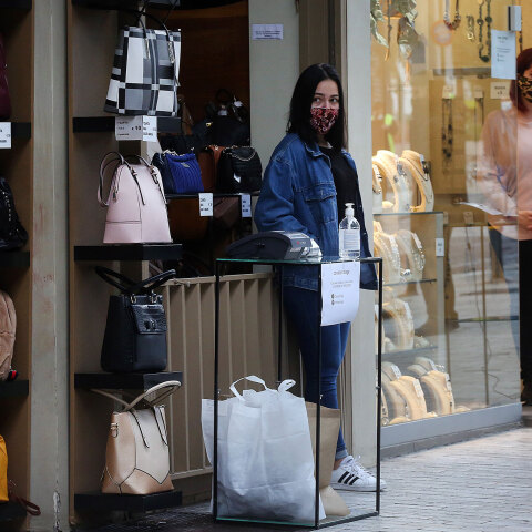 Click away και εμπορικά καταστήματα: Με μάσκα για τον κορωνοϊό και αντισηπτικό, πωλήτρια περιμένει σε ειδική θέση στην είσοδο τον καταναλωτή για την παράδοση του προϊόντος