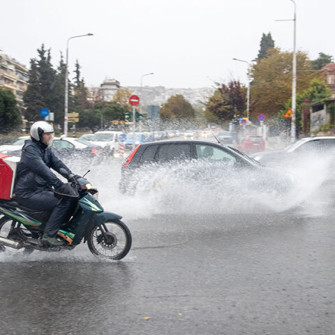 Κακοκαιρία: Πλημμυρισμένος δρόμος στη Θεσσαλονίκη