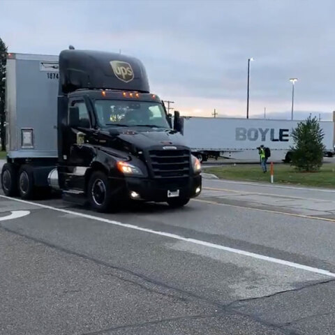 Νταλίκες με κοντέινερ βγαίνουν από τις εγκαταστάσεις της Pfizer στο Μίσιγκαν των ΗΠΑ - Μεταφέρουν τις πρώτες δόσεις του εμβολίου κατά του κορωνοϊού