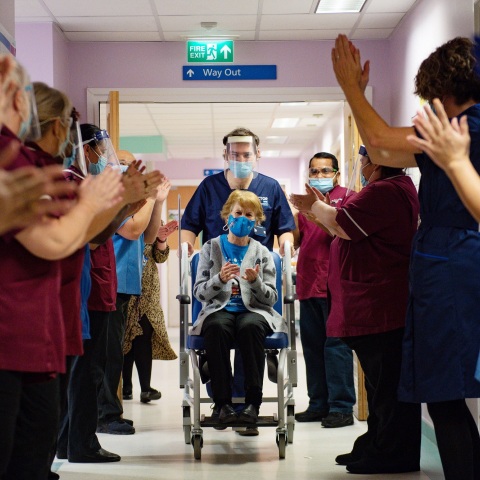 Μάργκαρετ Κίναν - κορωνοϊός: Η πρώτη γυναίκα που έκανε το εμβόλιο