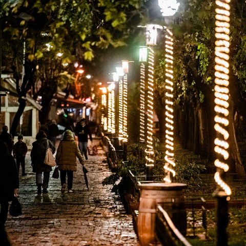 Χριστούγεννα 2020: Πολίτες περπατούν στη στολισμένη Φωκίωνος Νέγρη