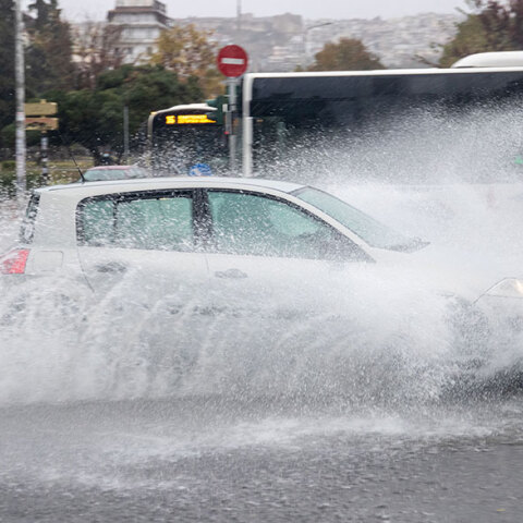 Κακοκαιρία: Δρόμοι... ποτάμια στη Θεσσαλονίκη
